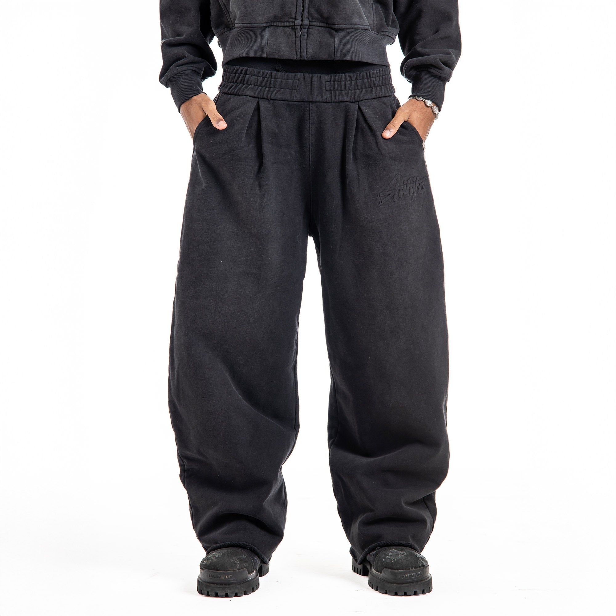 Jaylun is 6'2 wearing size L