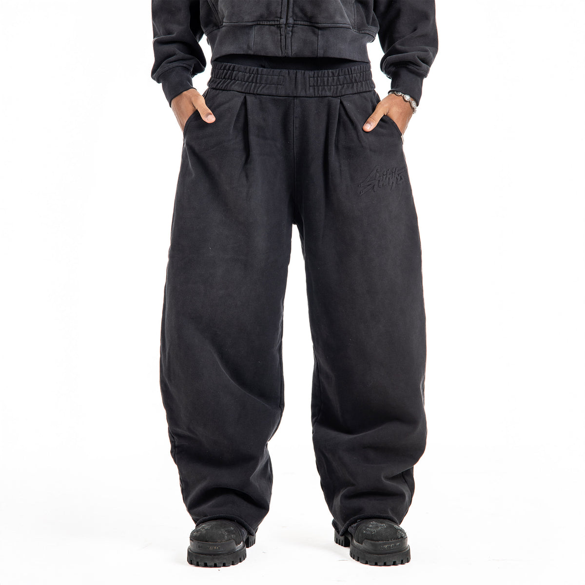 Jaylun is 6'2 wearing size L