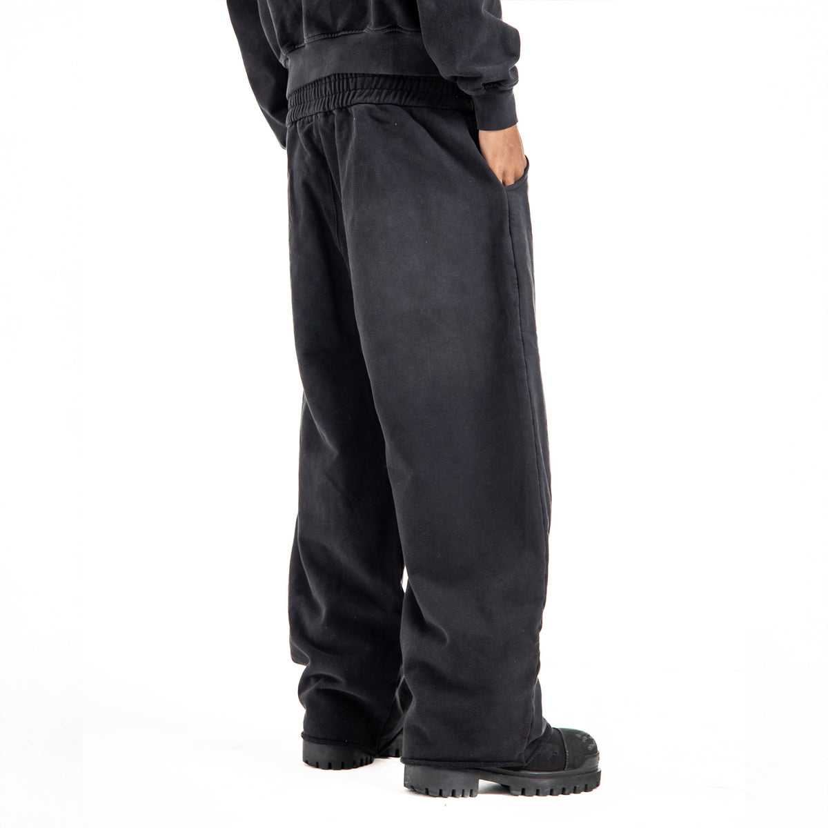 Jaylun is 6'2 wearing size L