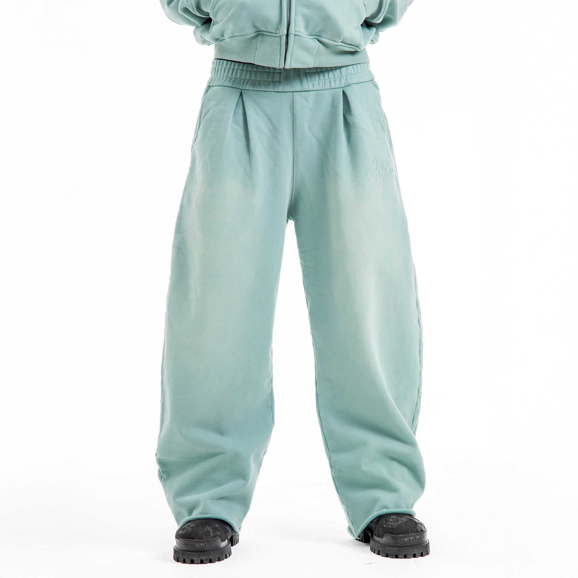 Jaylun is 6'2 wearing size L