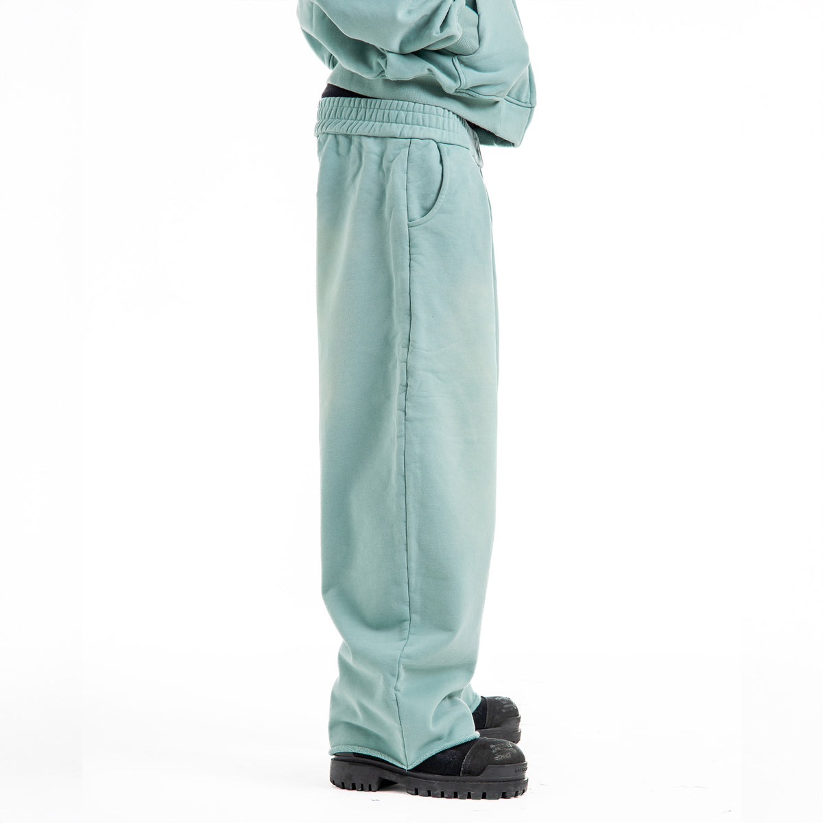 Jaylun is 6'2 wearing size L