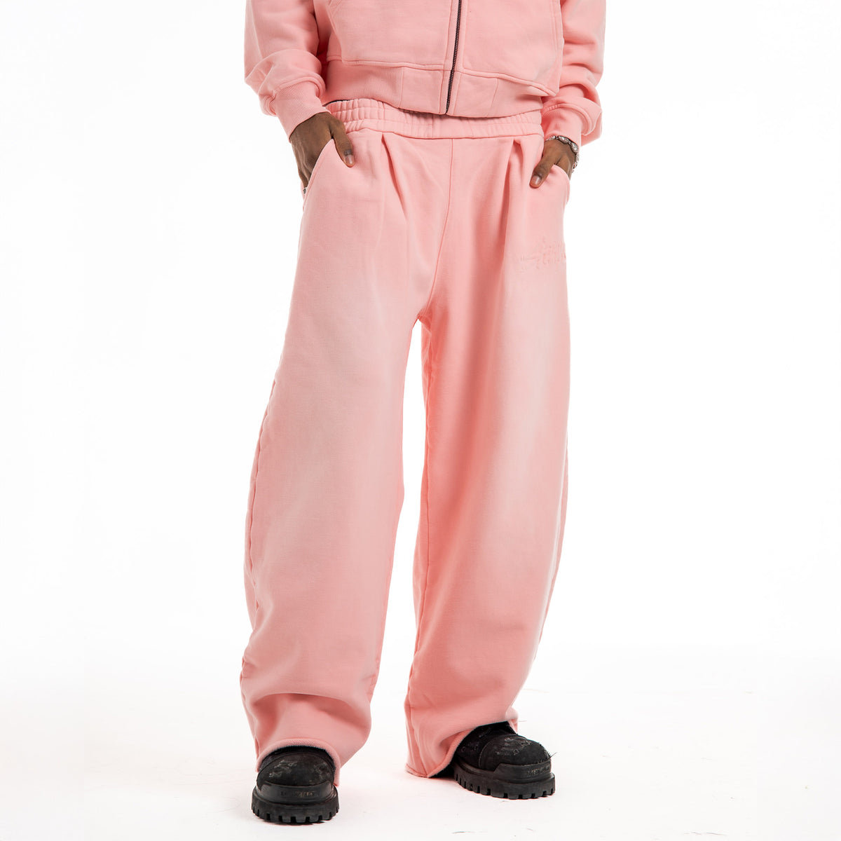 Jaylun is 6'2 wearing size L