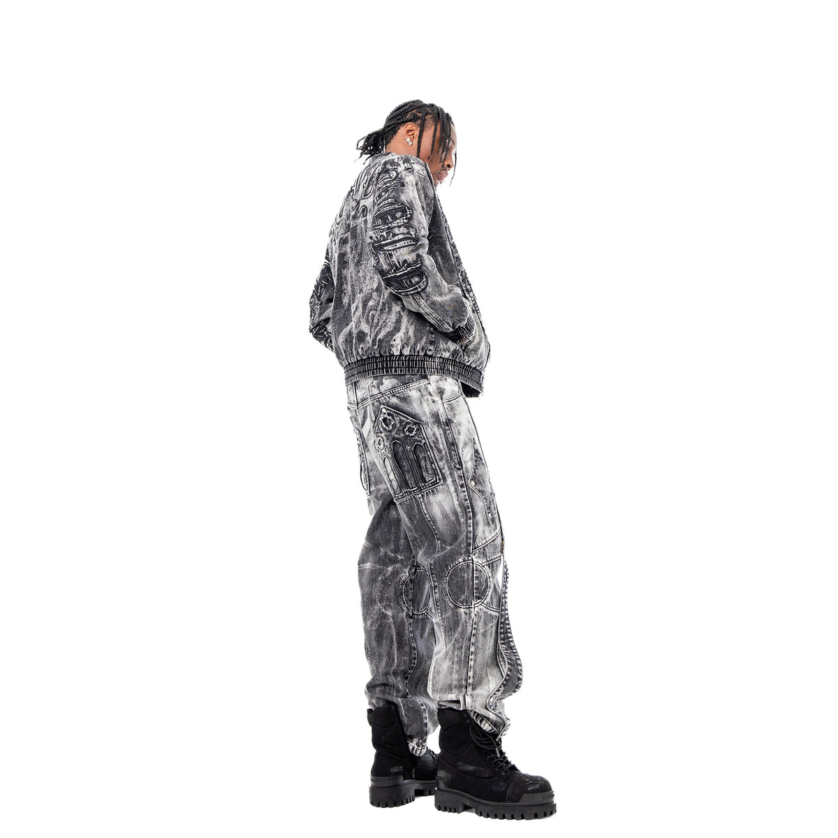 Jaylun is 6'2 wearing size M