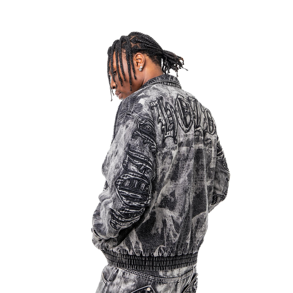 Jaylun is 6'2 wearing size M