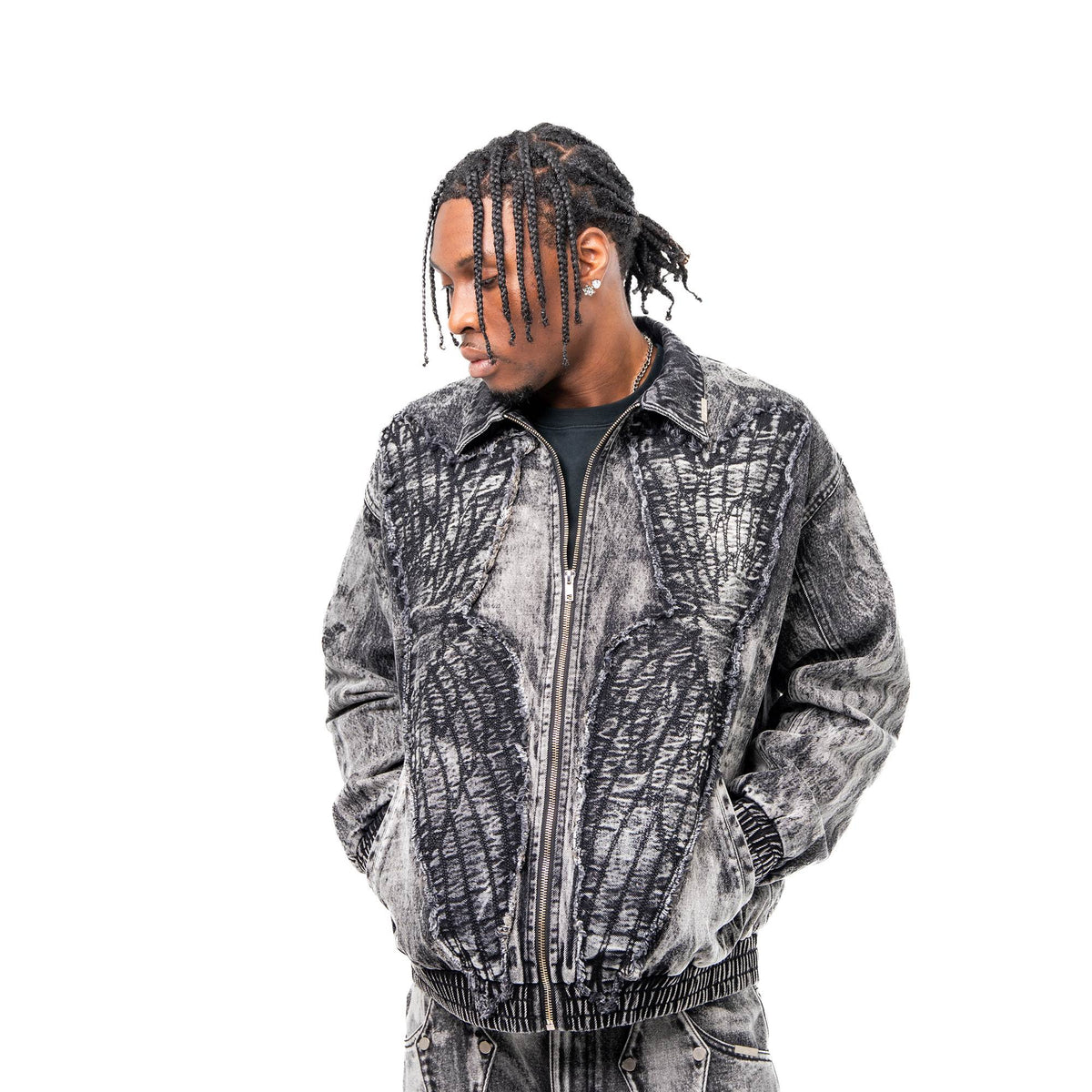 Jaylun is 6'2 wearing size M