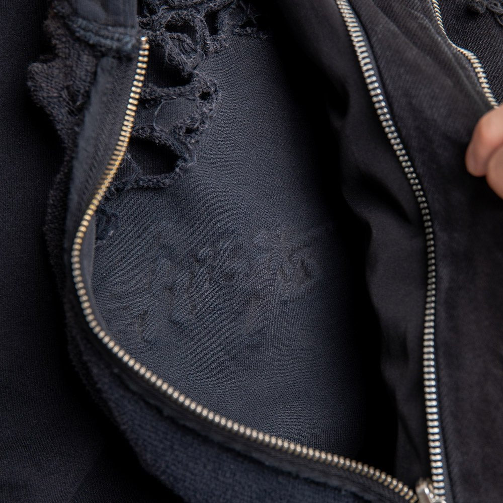 Jin is 5'11 wearing size S