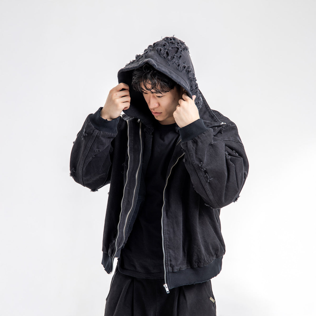 Jin is 5'11 wearing size S