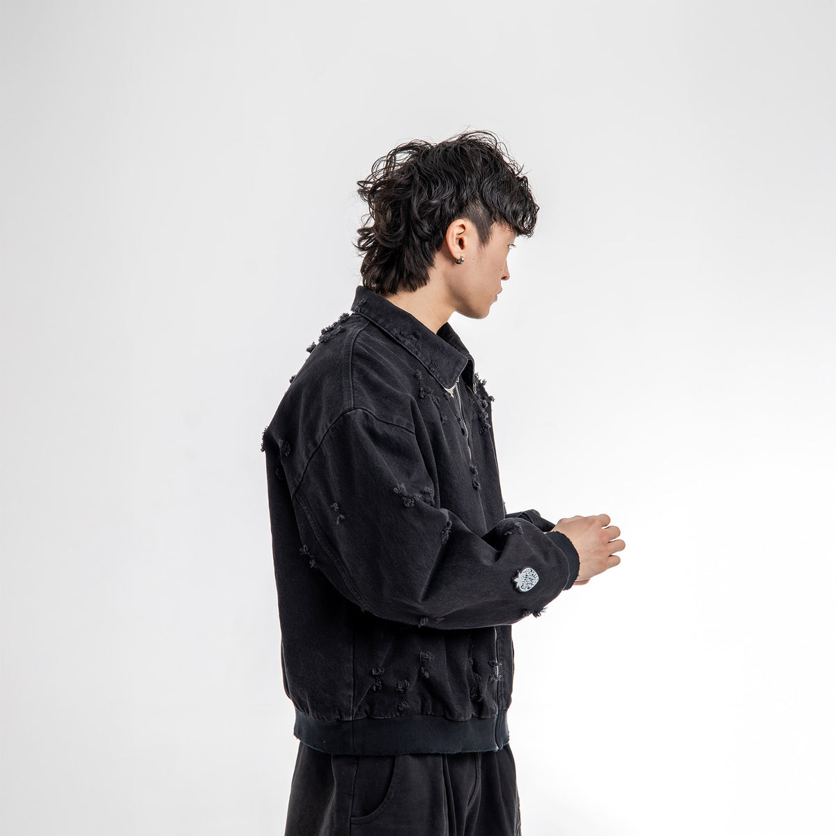 Jin is 5'11 wearing size S