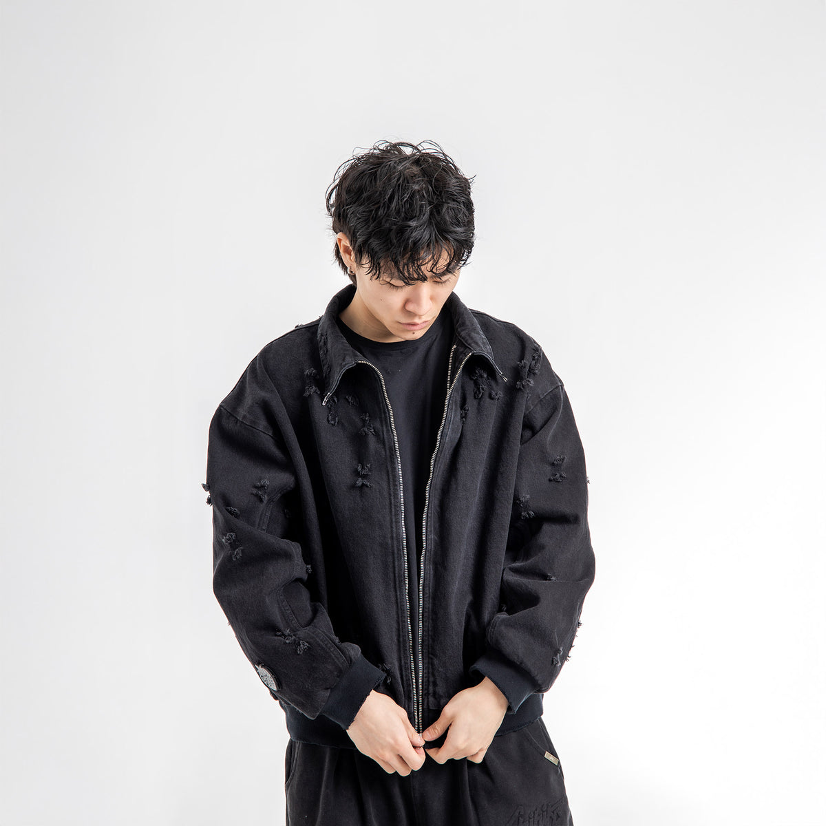 Jin is 5'11 wearing size S